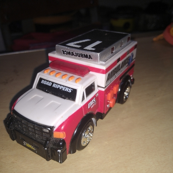 Road Rippers Ambulance With buttons - Picture 4 of 4